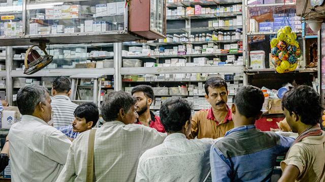 প্রেসক্রিপশন ছাড়া ওষুধ কিনে খাওয়ার যেসব বিপদ