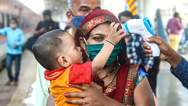 ভারতে তৃতীয় ঢেউয়ের হানা, মৃত্যু বেড়ে ৪ গুণ