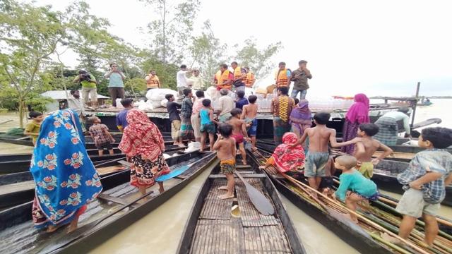 বন্যার্তদের পাশে দেশের চিকিৎসকরা