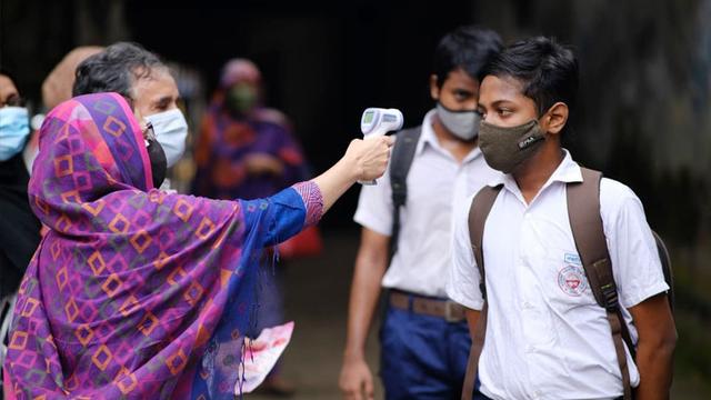 স্কুল-কলেজে মাস্ক পরার নির্দেশ