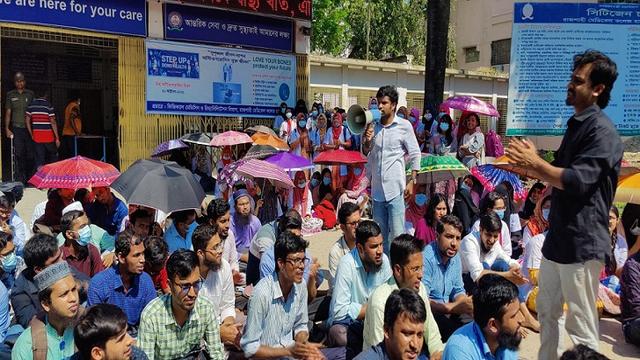 রামেক হাসপাতালের সামনে ইন্টার্ন চিকিৎকদের বিক্ষোভ, কর্মবিরতি অব্যাহত