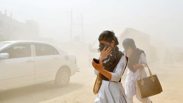 বিশ্বে দূষিত শহরের তালিকায় শীর্ষে ঢাকা