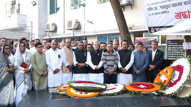 ফুলেল শ্রদ্ধায় শহীদ ডা. মিলনকে স্মরণ