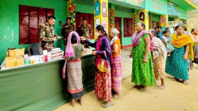 সেনাবাহিনীর চিকিৎসকদের সেবা পেলেন পাহাড়ের অসহায় রোগীরা 