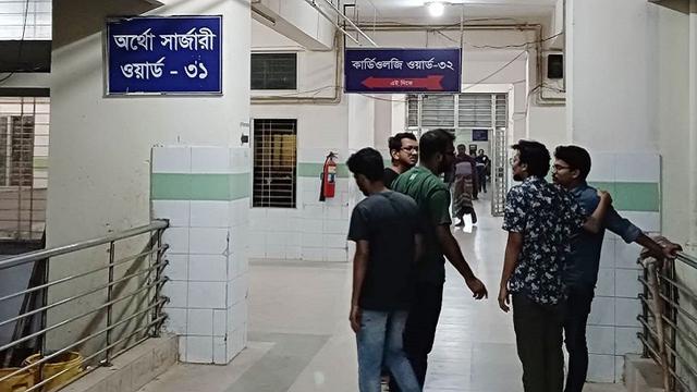 স্থানীয়দের সঙ্গে রাবি শিক্ষার্থীদের সংঘর্ষ, রাজশাহী মেডিকেলে ভর্তি ৮৬ জন