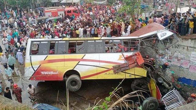 মাদারীপুরে এক্সপ্রেসওয়ে থেকে খাদে বাস, নিহত ১৬