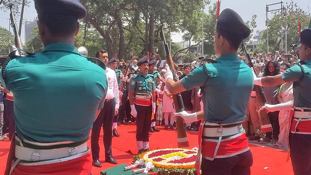 ডা. জাফরুল্লাহ চৌধুরীকে গার্ড অব অনার