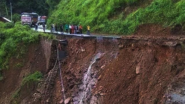 ঘূর্ণিঝড় মোখায় ৫ জেলায় ভূমিধসের আশঙ্কা