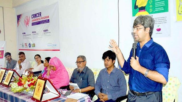 শিক্ষার্থীদের স্ব-স্তন পরীক্ষা শেখালেন ক্যান্সার বিশেষজ্ঞরা