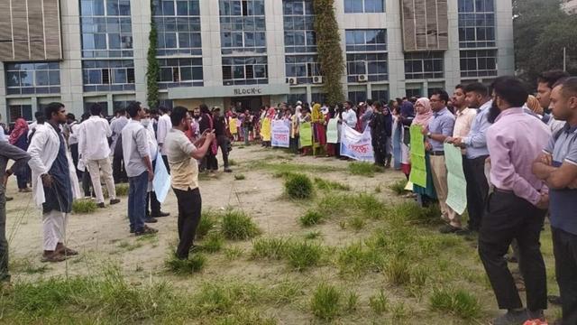 বিসিপিএস সভাপতিকে বেসরকারি পোস্টগ্রাজুয়েট প্রশিক্ষণার্থী চিকিৎসকদের স্মারকলিপি প্রদান