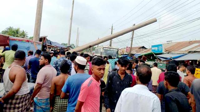 বিদ্যুতের খুঁটি চাপায় মেডিকেল রিপ্রেজেন্টেটিভের মৃত্যু