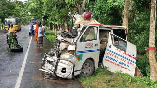 ট্রাক-অ্যাম্বুলেন্স সংঘর্ষে ৪ জন নিহত