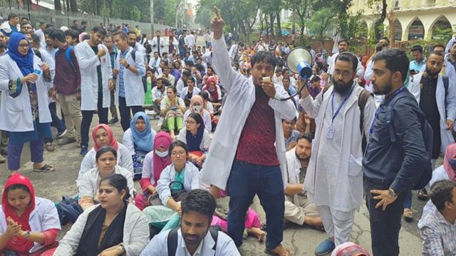 দাবি আদায়ে শাহবাগের সড়কে চিকিৎসকদের অবস্থান 