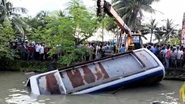 ঝালকাঠিতে বাস পুকুরে পড়ে নিহত ১৭