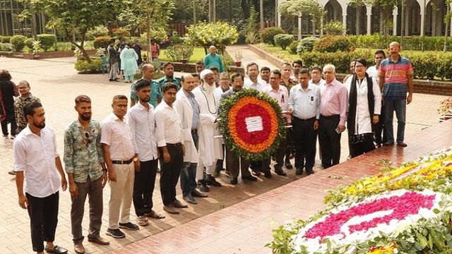 জাতীয় কবির সমাধিতে বিএসএমএমইউ ভিসির শ্রদ্ধা