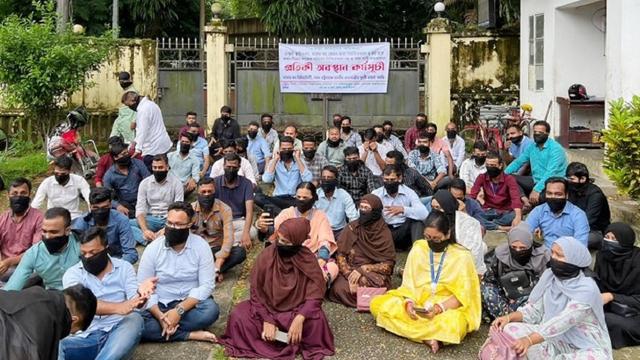 ৩ দাবিতে সিলেটে মেডিকেল বিশ্ববিদ্যালয়ের কর্মচারীদের প্রতীকী অবস্থান