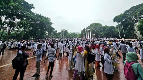 চিকিৎসকদের লংমার্চ আজ, সমবেত হয়েছেন শহীদ মিনারে