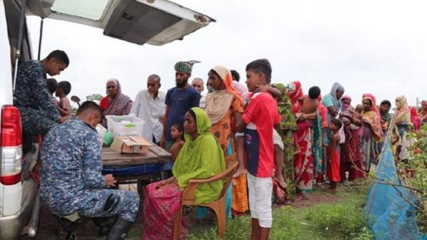 বন্যাদুর্গতদের চিকিৎসা সেবা দিচ্ছে নৌবাহিনীর মেডিকেল টিম