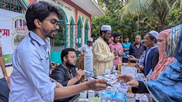 ফেনীতে বন্যার্তদের জন্য এনডিএফ এর হেলথ ক্যাম্প ও ঔষধ বিতরণ