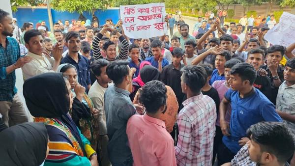 বেতন বৃদ্ধির দাবিতে ওরিয়ন ফার্মার শ্রমিকদের বিক্ষোভ