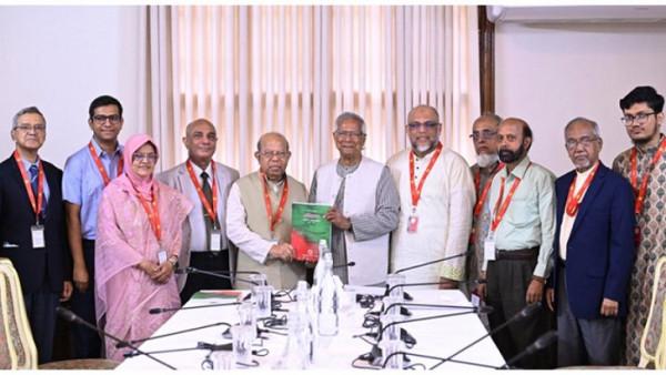 প্রধান উপদেষ্টার কাছে স্বাস্থ্য সংস্কার কমিশনের প্রতিবেদন হস্তান্তর