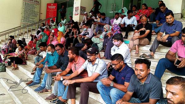 চাকরিতে পুনর্বহালের দাবিতে ইআরপিপি স্বাস্থ্যকর্মীদের অবস্থান অব্যাহত