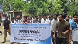 ৫ দফা দাবিতে ঢাকা মেডিকেল কলেজ শিক্ষার্থীদের অবস্থান কর্মসূচি