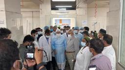 হাম আক্রান্ত শিশুদের দেখতে যান বিরোধীদলীয় নেতা ডা. শফিকুর রহমান