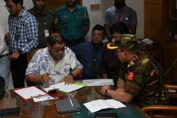 বরিশালে হাসপাতাল পরিদর্শনে গিয়ে অব্যবস্থাপনার প্রমাণ পেলেন স্বাস্থ্যমন্ত্রী