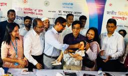 চট্টগ্রামে ভিটামিন ‘এ’ ক্যাপসুল নিতে কেন্দ্রগুলোতে ছিল শিশু ও অভিভাবকদের ভিড়