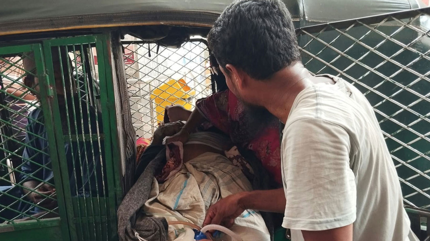 ঢাকা মেডিকেলে ২ দিন ধরে অ্যাম্বুলেনস মালিকদের ধর্মঘটে রোগীদের দুর্ভোগ