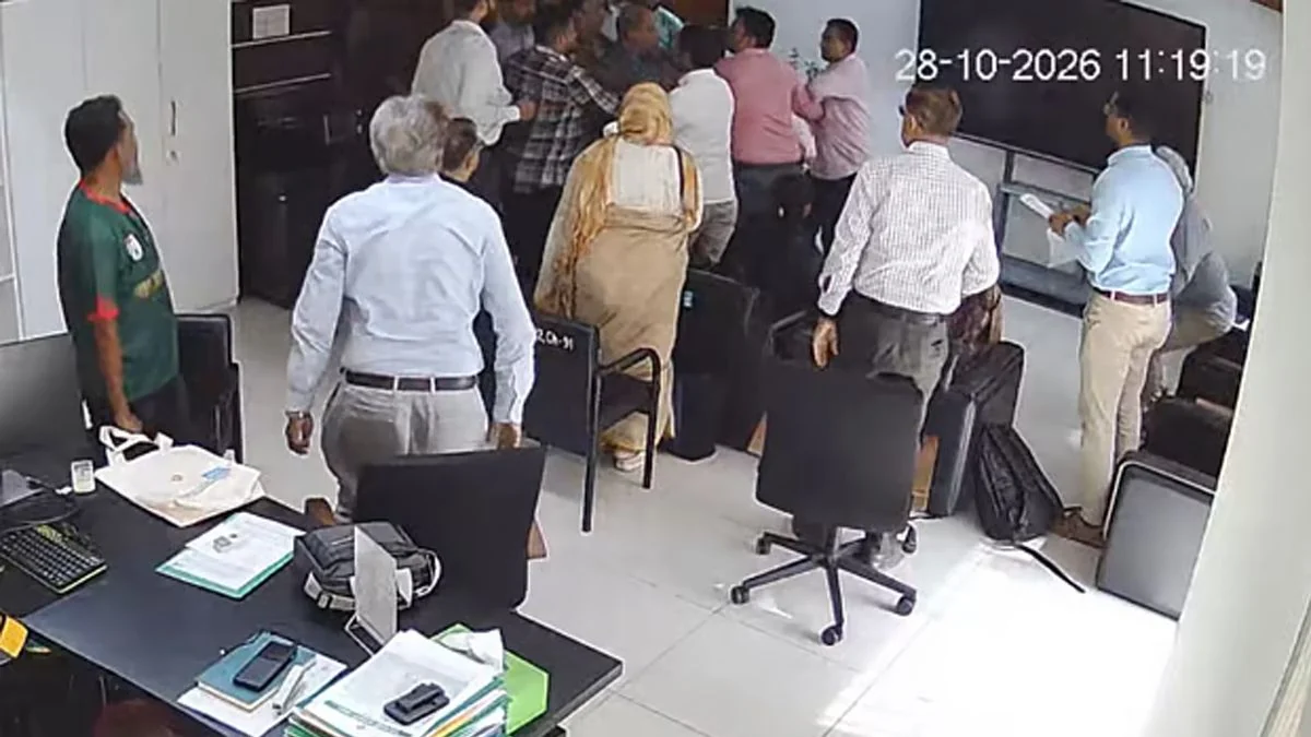 আইইডিসিআর পরিচালককে কার্যালয়ে ঢুকে মারধর, অভিযুক্ত ড্যাব নেতার পদ স্থগিত