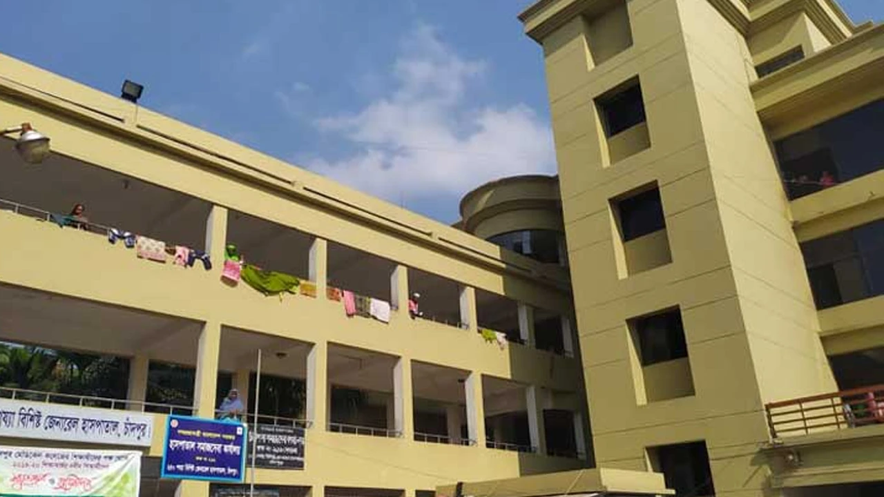 চাঁদপুরে সরকারি হাসপাতালের ছাদের পলেস্তারা খসে ৩জন আহত