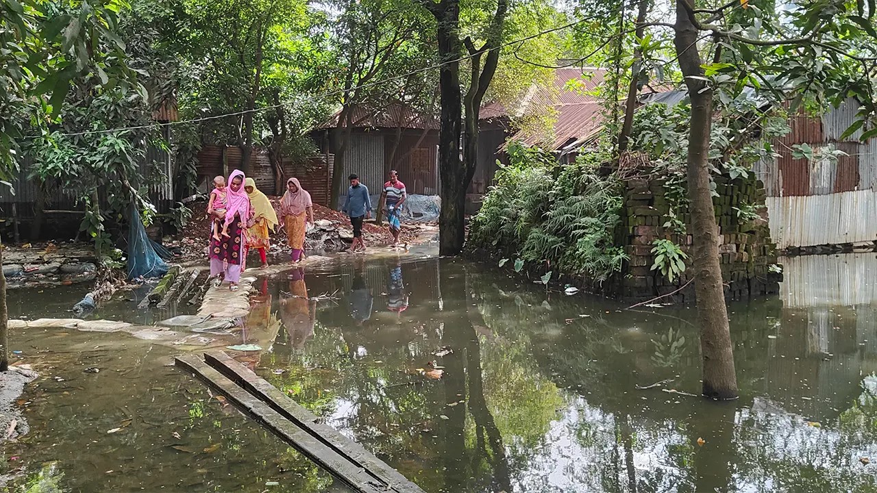 নারায়ণগঞ্জের কাঁচপুরে নোংরা পানিতে বন্দি সহস্রাধিক পরিবার, স্বাস্থ্যঝুঁকির শঙ্কা