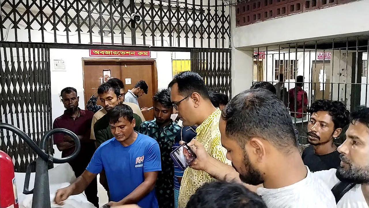 নাটোরে চেম্বারের ভেতর চিকিৎসককে কুপিয়ে হত্যা