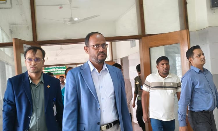 টাঙ্গাইল মেডিকেল কলেজ হাসপাতালে প্রতিমন্ত্রীর আকস্মিক পরিদর্শন: অনিয়মে তীব্র ক্ষোভ, উপ-পরিচালককে শোকজ