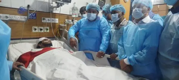প্রধানমন্ত্রী ও জুবাইদা রহমানের নির্দেশনায় ঢামেকে চিকিৎসাধীন ডা. নাসিরকে দেখতে জেডআরএফ প্রতিনিধি দল