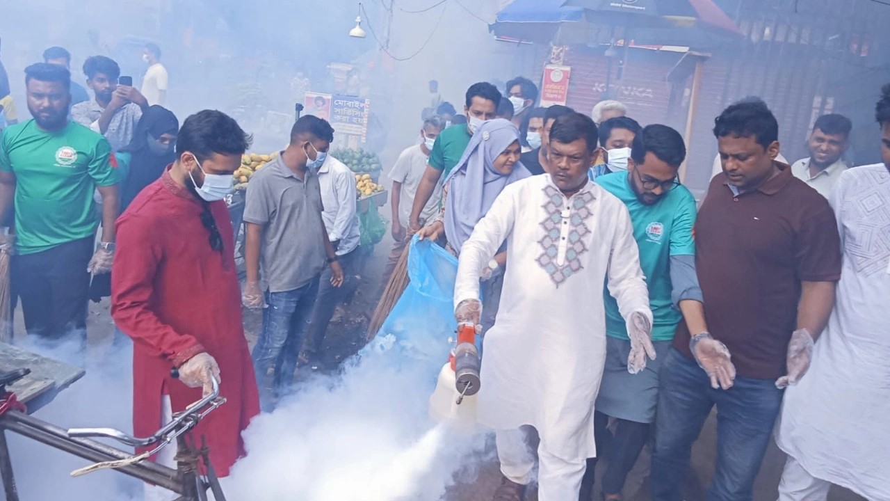 বরিশালে বিএনপি নেতার উদ্যোগে ডেঙ্গু প্রতিরোধে পরিচ্ছন্নতা অভিযান