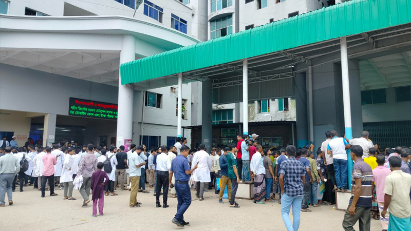 শজিমেকে চিকিৎসকদের মারধর, দোষীদের গ্রেপ্তারের দাবিতে চলছে কর্মবিরতি