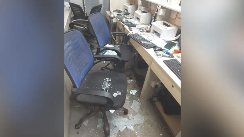 খুলনার সন্ধানী ক্লিনিকে হামলা-ভাঙচুর ও গুলিবর্ষণ