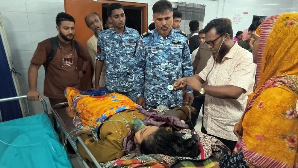 লঞ্চে হঠাৎ অসুস্থ নারী যাত্রী, কোস্টগার্ডের চিকিৎসা সহায়তা