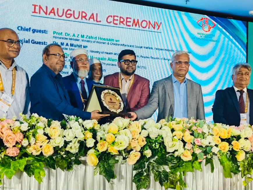 ইনোভেশন অ্যাওয়ার্ড পেলেন চক্ষু বিশেষজ্ঞ ডা. মোমিনুল