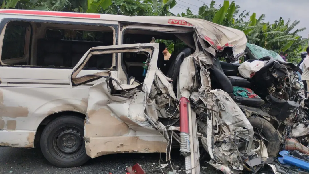 হাসপাতাল থেকে ফেরার পথে অ্যাম্বুলেন্স দুর্ঘটনা, আবারও হাসপাতালে যুবক