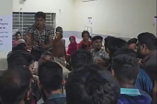 ওয়ার্ডে নেওয়ার পরই রোগীর মৃত্যু, চিকিৎসকদের ওপর স্বজনদের হামলা