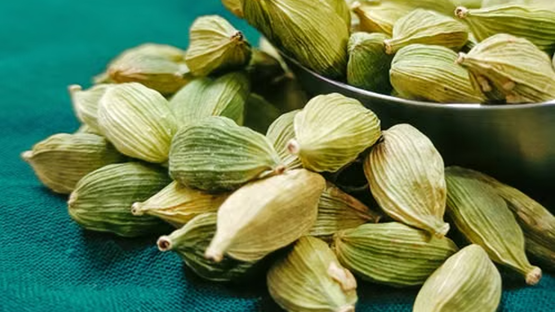 যেভাবে এলাচ খেলে ওজন কমবে