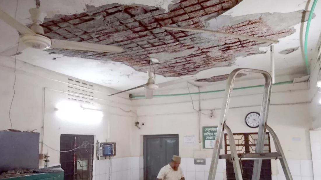 ফুলবাড়ী স্বাস্থ্য কমপ্লেক্সে ছাদের প্লাস্টার ধসে আহত ৫