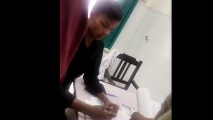 ভারতে ডাক্তারের অনুপস্থিতিতে রোগীদের দেখে ব্যবস্থাপত্র দিলেন গাড়িচালক