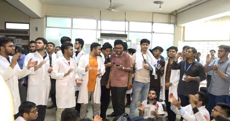 মুগদা মেডিকেলে তৃতীয় দিনের মতো চিকিৎসকদের কর্মবিরতি পালন